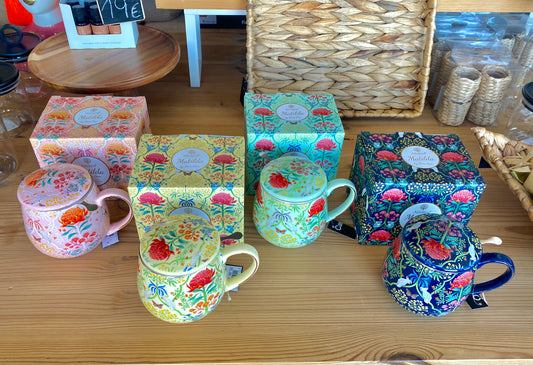 Taza de infusión con tapa y filtro.