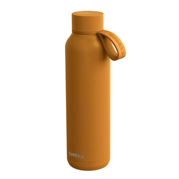 Quokka Botella Inoxidable 630ml con colgador mostaza