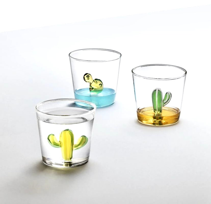 Vaso de cristal de diseño italiano, con figuras en el interior.