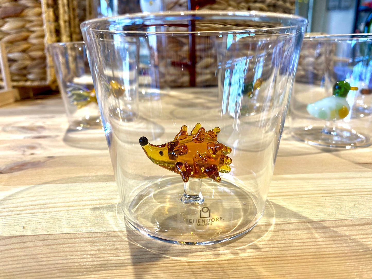 Vaso de cristal de diseño italiano, con figuras en el interior.