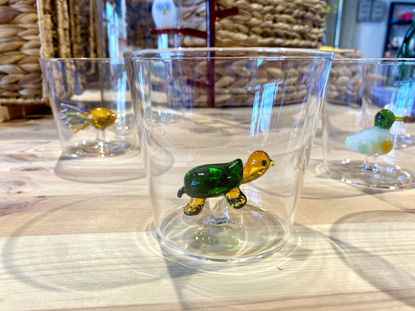 Vaso de cristal de diseño italiano, con figuras en el interior.