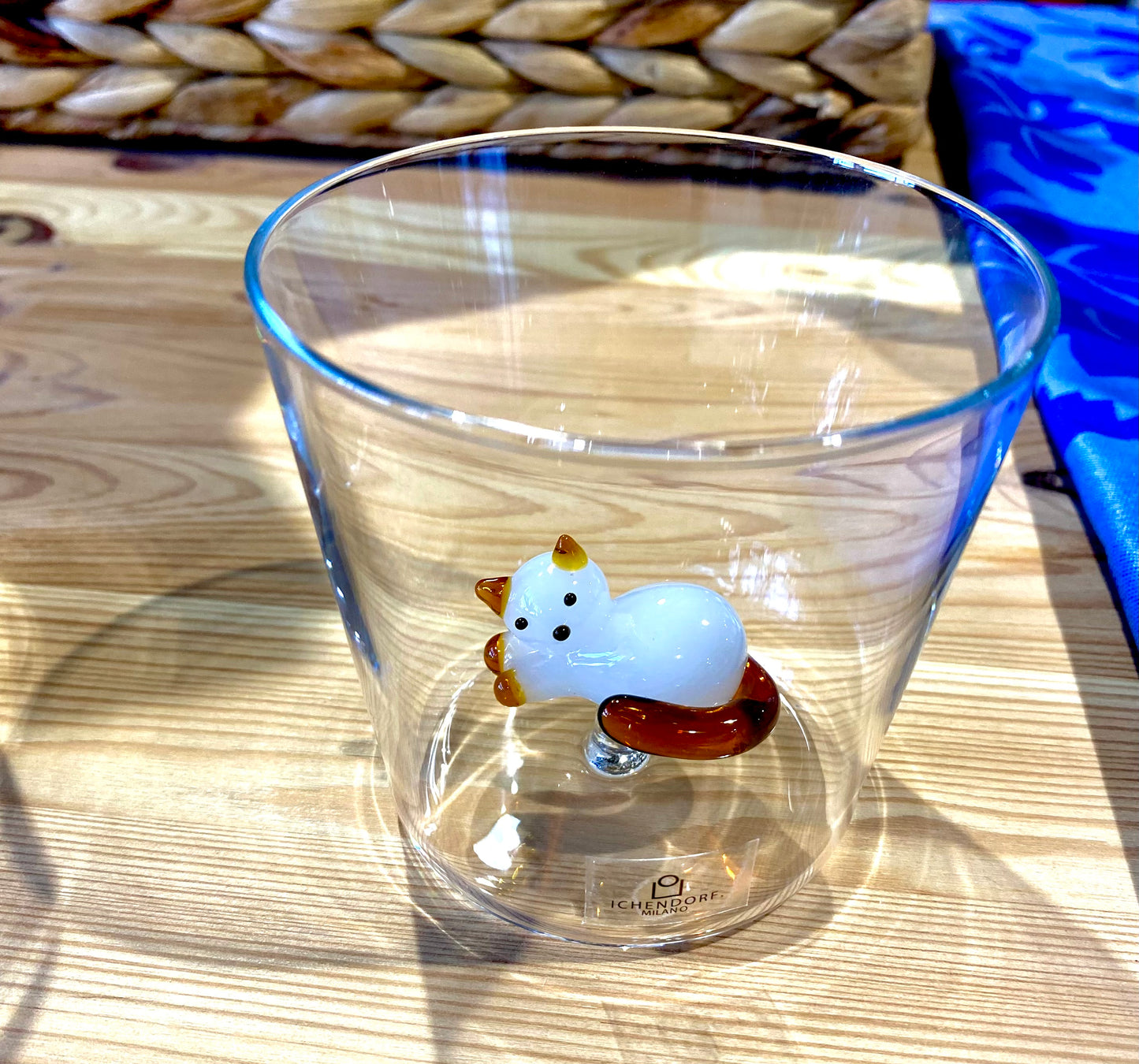 Vaso de cristal de diseño italiano, con figuras en el interior.