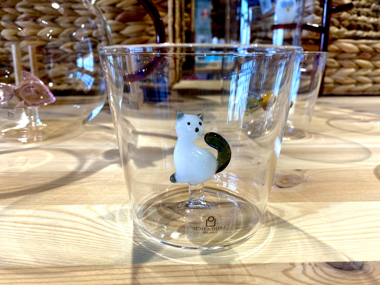 Vaso de cristal de diseño italiano, con figuras en el interior.