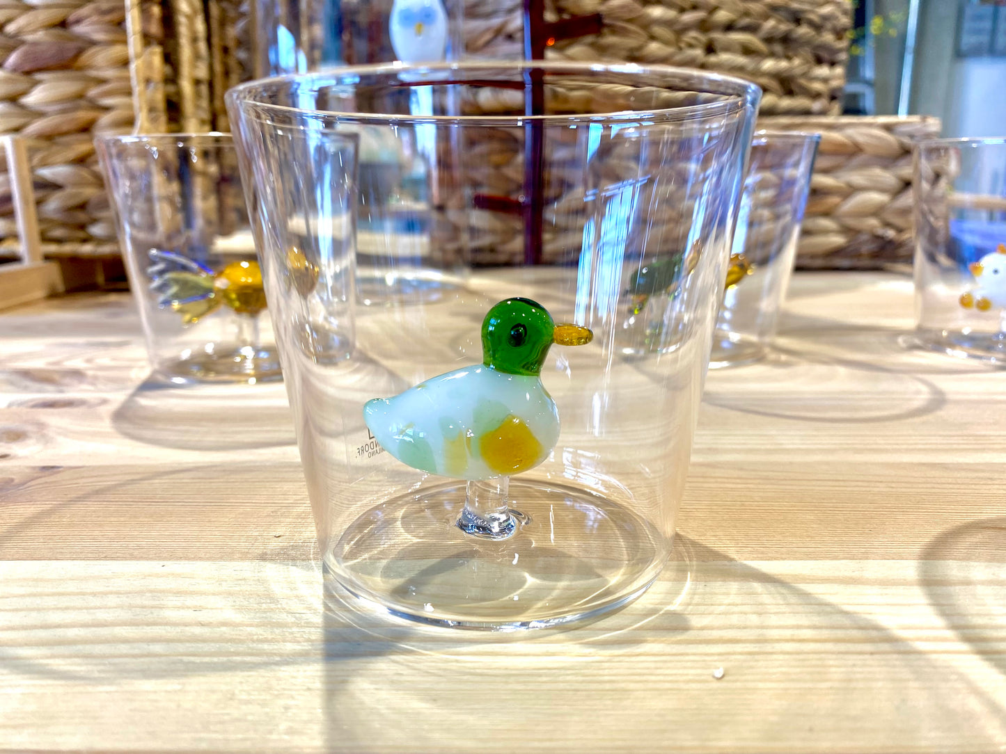 Vaso de cristal de diseño italiano, con figuras en el interior.