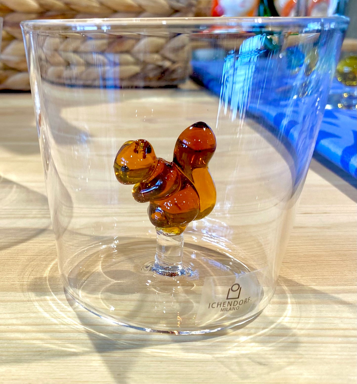 Vaso de cristal de diseño italiano, con figuras en el interior.