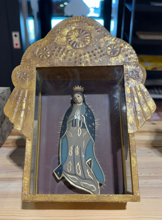 Virgen de Guadalupe en Hornacina Decorativa de metal envejecido– Shadow Box 19,5 x 24 cm