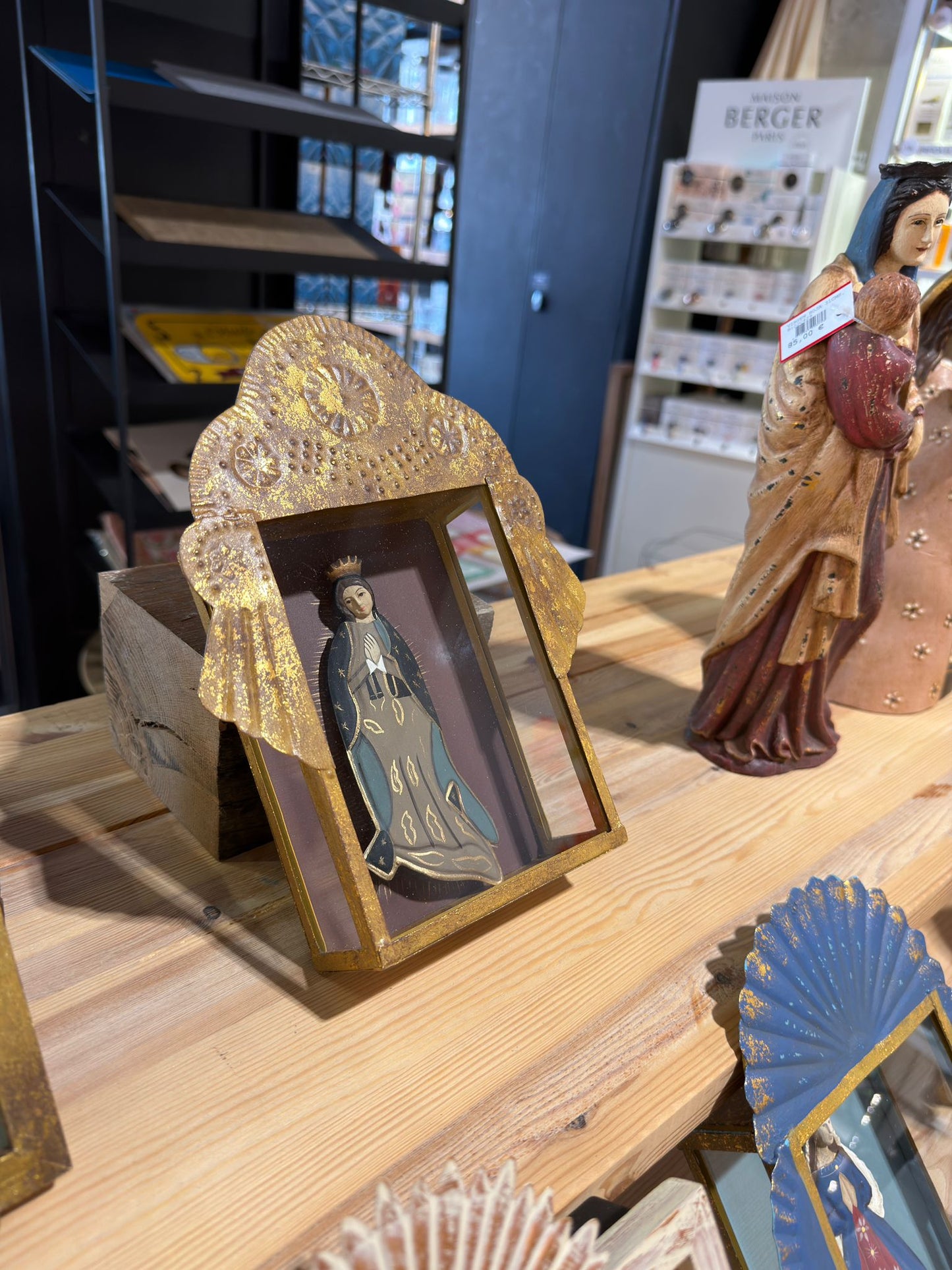 Virgen de Guadalupe en Hornacina Decorativa de metal envejecido– Shadow Box 19,5 x 24 cm