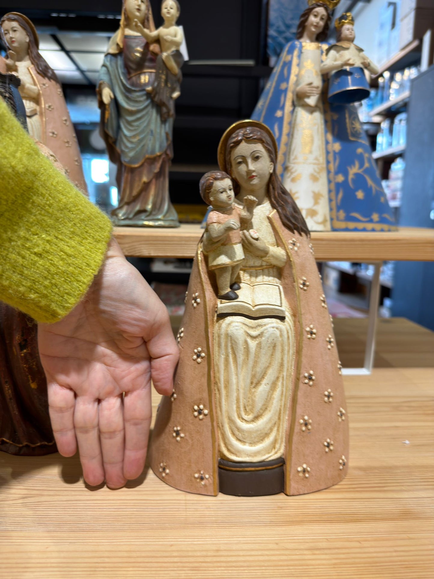 Virgen con Niño Jesus rosa antiguo y crema 28cm