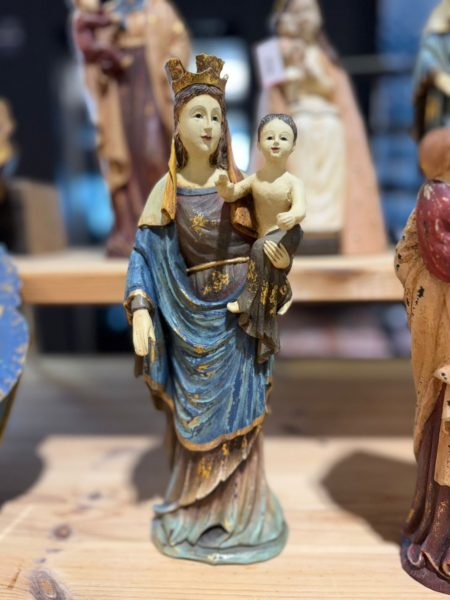 Virgen Madre con Niño – Figura en madera policromada 13x9x31cm