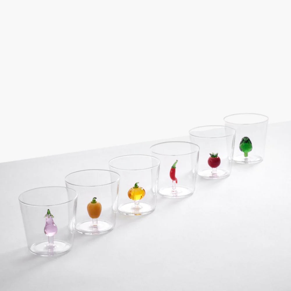 Vaso de cristal de diseño italiano, con figuras en el interior.
